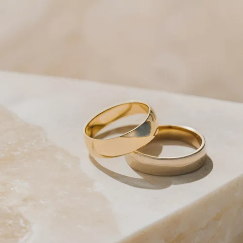 Anelli in oro su superficie in marmo