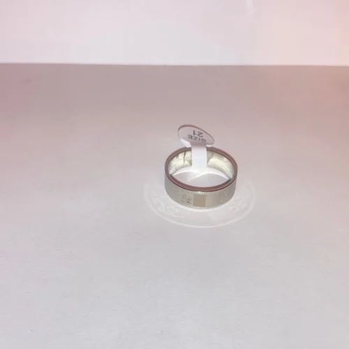 Anello in metallo su superficie chiara