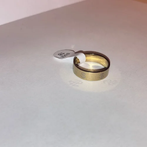 Anello in metallo su fondo chiaro
