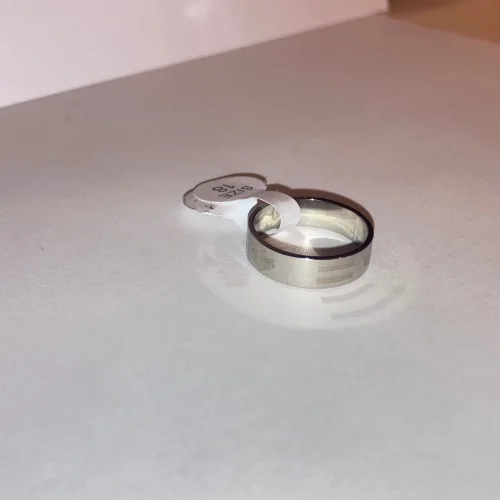 Anello in metallo su fondo neutro