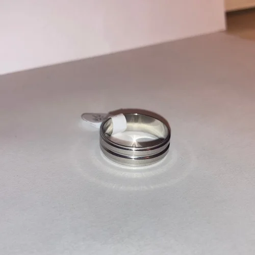 Anello dorato su superficie chiara