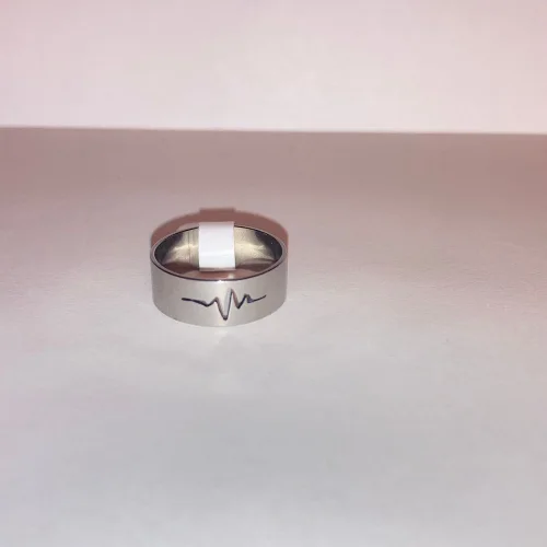 Anelli in argento su superficie chiara